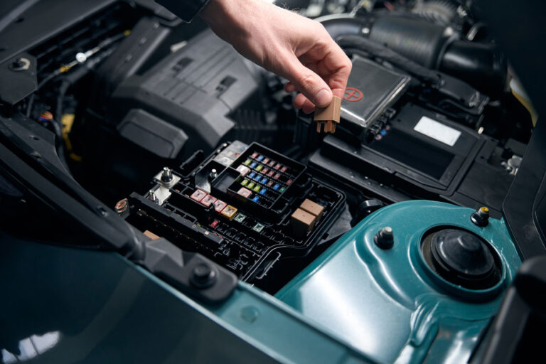 hombre realizando cambios dentro del sistema del coche reprocentrolevante
